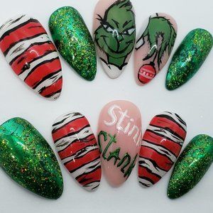 Medium sharp drop of water press on nails.